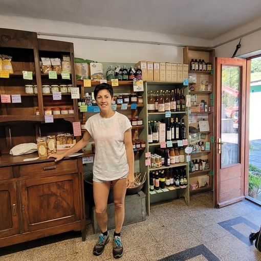 Elisa Grill nella sua bottega a Villa di Prali