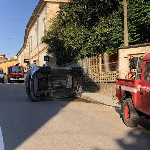 Scontro tra due auto in centro a Bricherasio
