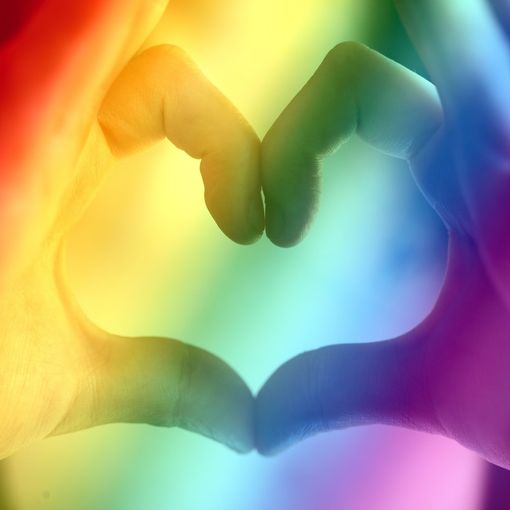 Giornata del Coming Out a Pinerolo: tra riflessioni e la storia di un prete gay