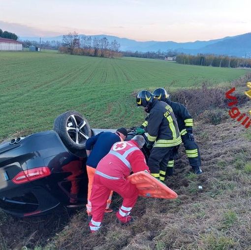 Scontro tra due mezzi a Barge in via Cavour: tre coinvolti