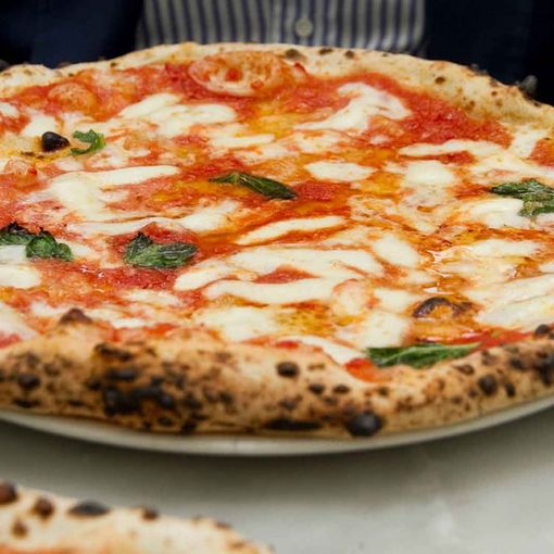 Pizza margherita servita in un piatto