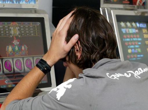 Gioco d'azzardo, la pdl in Regione a rilento: respinte le pregiudiziali delle opposizioni, ma la maggioranza si divide