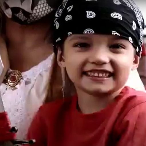 bimbo vestito da pirata