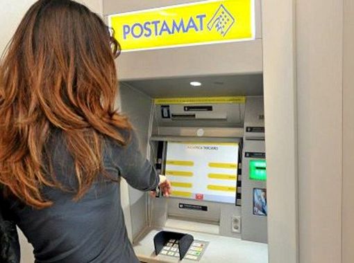 persona che preleva a un ATM delle Poste