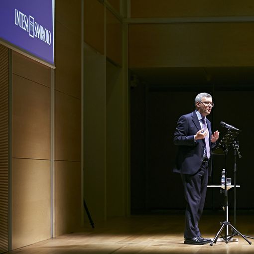 Il professor Alessandro Barbero durante una conferenza