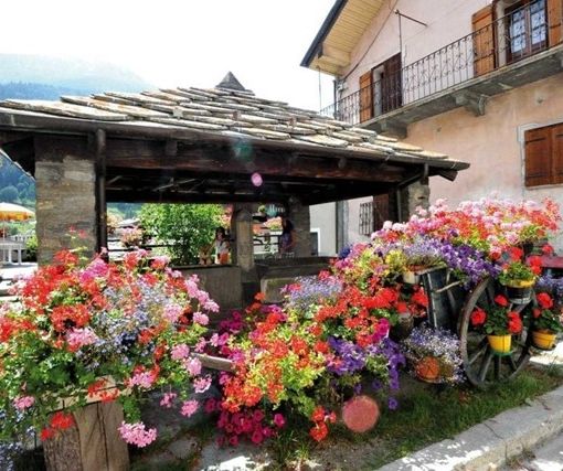 Scorcio di paese ricco di fiori