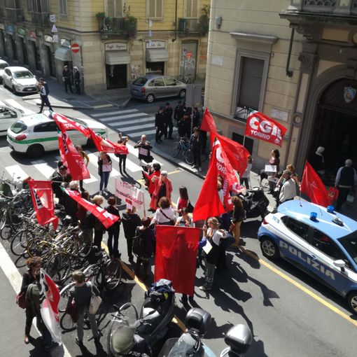 bandiere della Cgil in piazza
