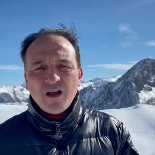 Alberto Cirio sulle piste da sci, primo piano