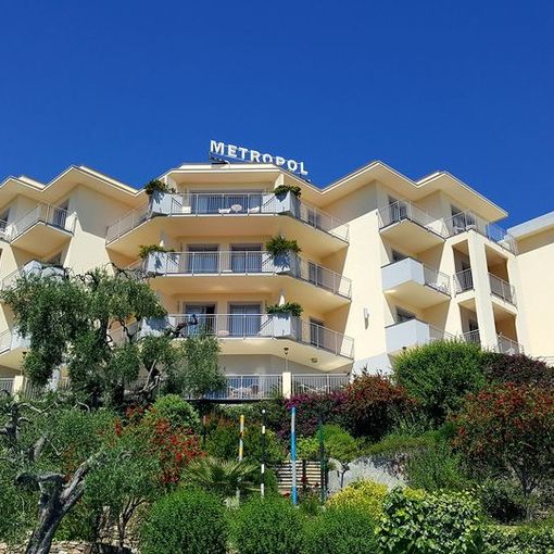 Desideri trascorrere le tue vacanze tra sole, spiaggia, divertimento e relax? Allora l'Hotel Metropol fa al caso tuo! (VIDEO)