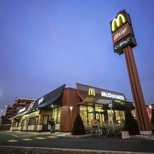 A Torino McDonald’s premia con una borsa di studio tre giovani dipendenti