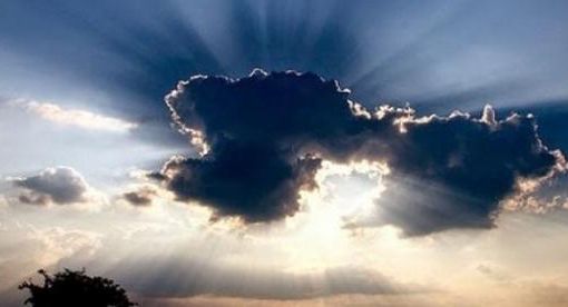 nuvole e sole nel cielo