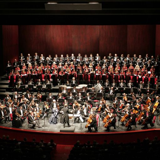 L'orchestra e il coro del Teatro Regio di Torino