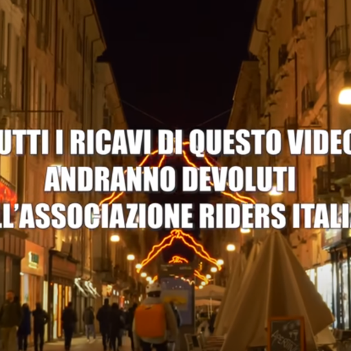 rider che pedala sotto luci d'artista