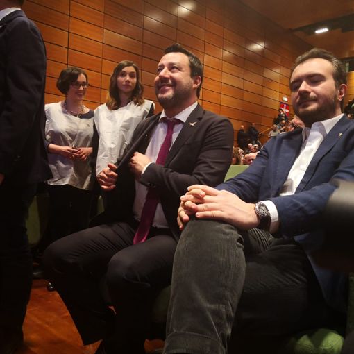 Salvini al Lingotto sulle note di &quot;Vincerò&quot;, fuori lo striscione &quot;Muori! Torino non ti vuole&quot;