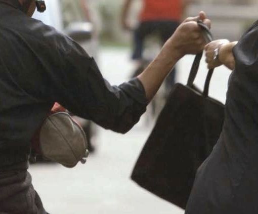 Strappa la collanina a una donna di 82 anni mentre si trova ai giardinetti: arrestato scippatore &quot;seriale&quot;