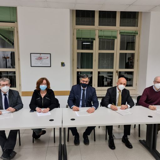 Tavolo con i firmatari dell'accordo
