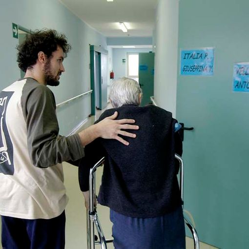 persona anziana assistita da un ragazzo giovane