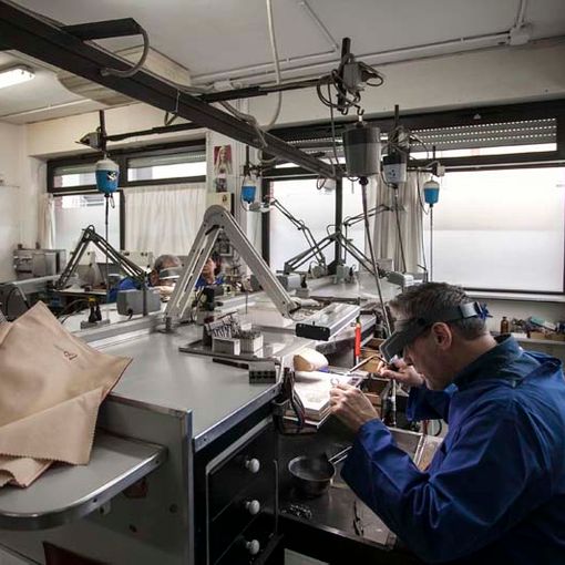 artigiano al lavoro