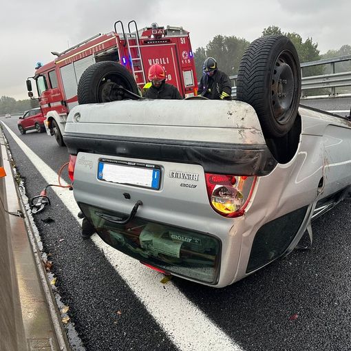Tangenziale, auto si ribalta in mezzo alla carreggiata: forti rallentamenti al traffico all'altezza di Collegno