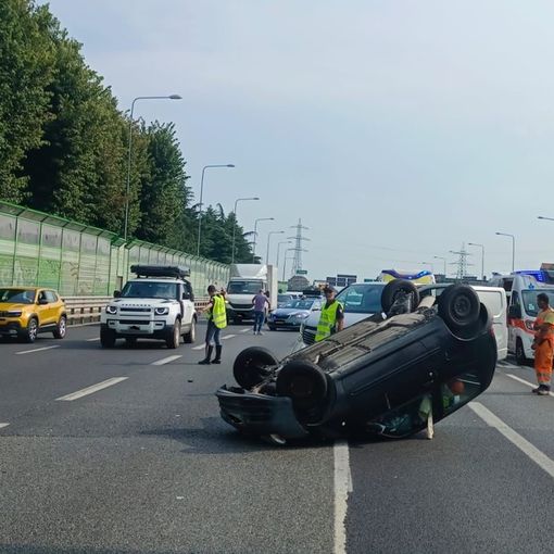 Incidente sulla Tangenziale Sud: tre veicoli coinvolti, un'auto ribaltata e traffico in tilt