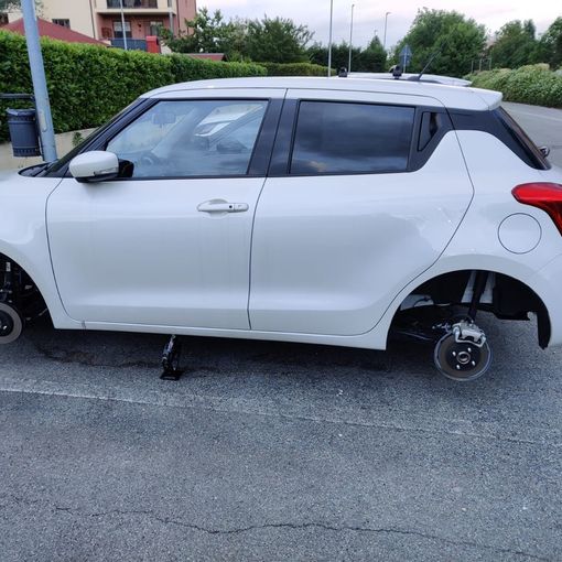 Ladri di (pezzi di) auto scatenati anche a Nichelino