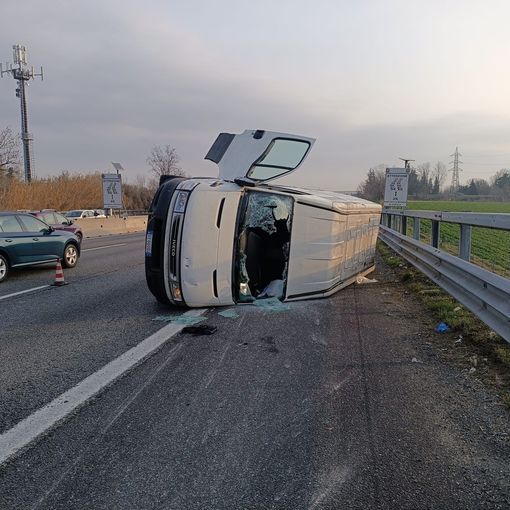 Un autocarro si è ribaltato all'altezza di Rivoli