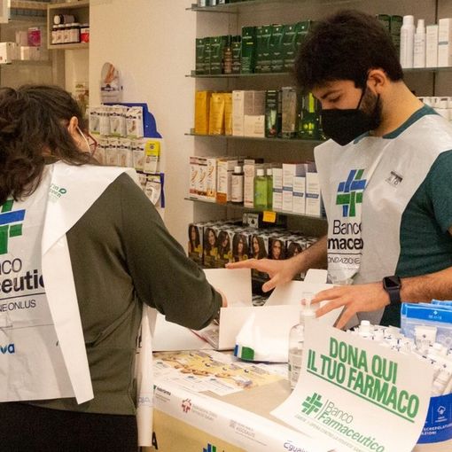 volontari del banco farmaceutico in farmacia