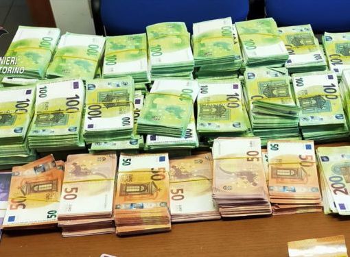 banconote fac simile su tavolo carabinieri