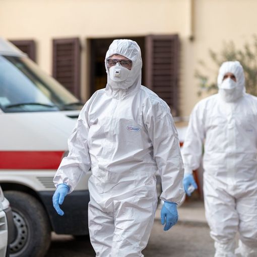 Covid, si svuotano ancora gli ospedali: -6 in terapia intensiva, -61 in terapia non intensiva