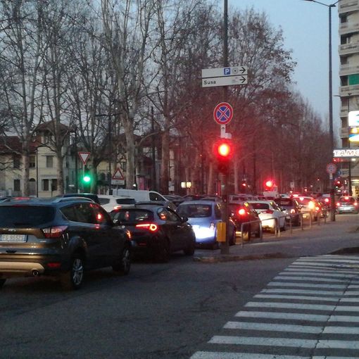 coda al distributore di benzina