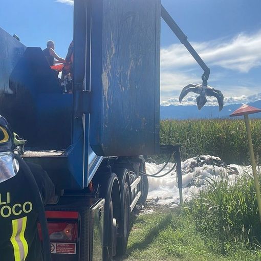 Airasca, carta da macero in fiamme nel camion della raccolta differenziata: l'intervento dei vigili del fuoco