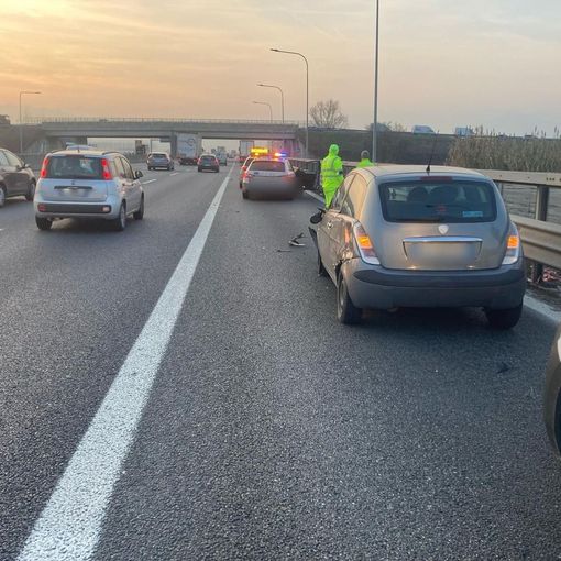 Incidente tra due mezzi in tangenziale sud: tre feriti non gravi, disagi per la circolazione