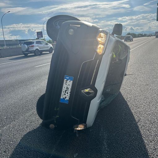 Furgone ribaltato in tangenziale all'altezza di sito: ferito il conducente
