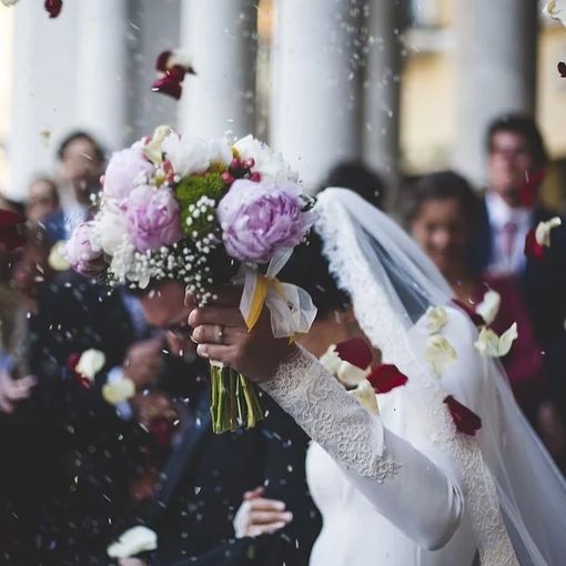 Matrimonio nella cascina di Stupinigi, ma all'arrivo degli sposi le porte sono chiuse: &quot;Un momento di felicità trasformato in sconforto&quot;