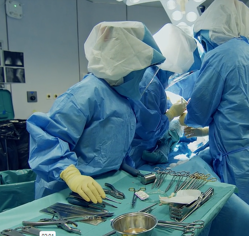 sala operatoria con medici in azione