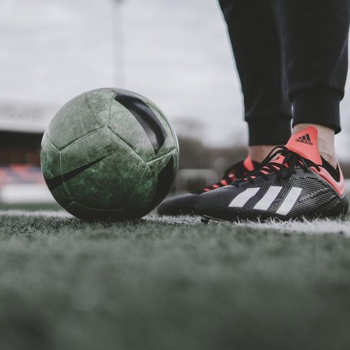 campo da calcio con un pallone