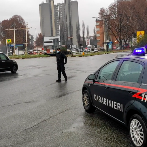 Una pattuglia dei carabinieri effettua un controllo a Torino