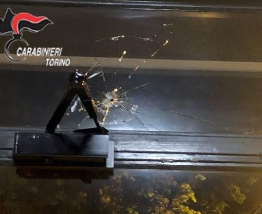 immagine di repertorio di un vetro infranto da un colpo di pistola