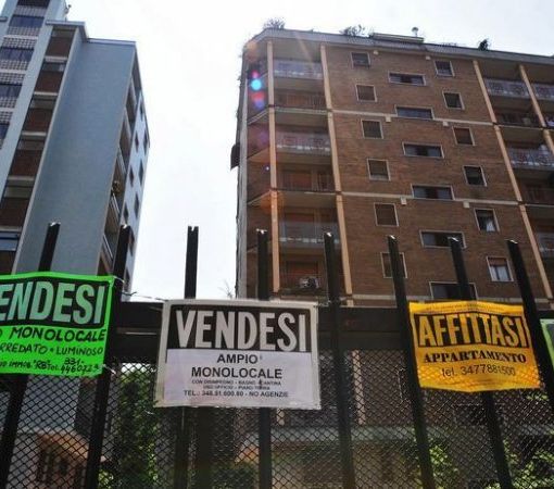 cartelli vendesi appesi ai cancelli