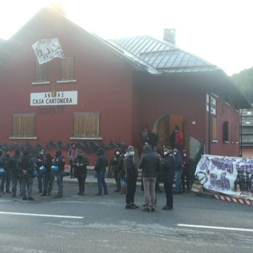 forze dell'ordine intorno a una casa cantoniera