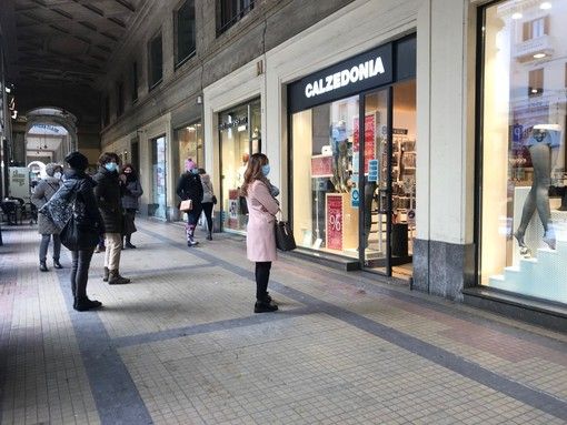negozi aperti e zona gialla