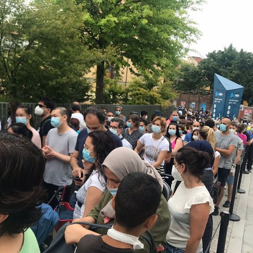 Pazienti in coda per il vaccino alla Nuvola Lavazza, immagine di repertorio