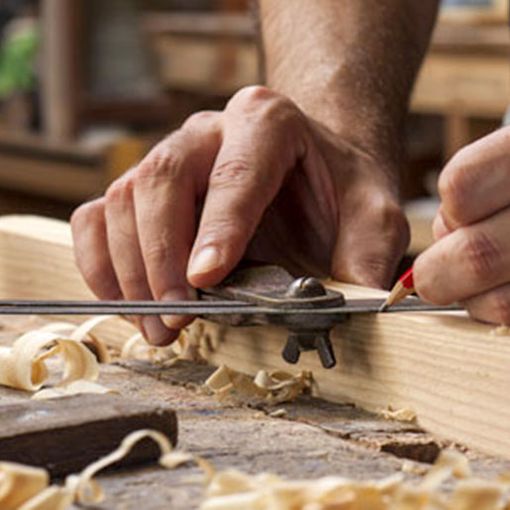 artigiano al lavoro sul legno