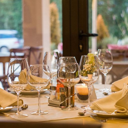 tavolo di ristorante imbandito