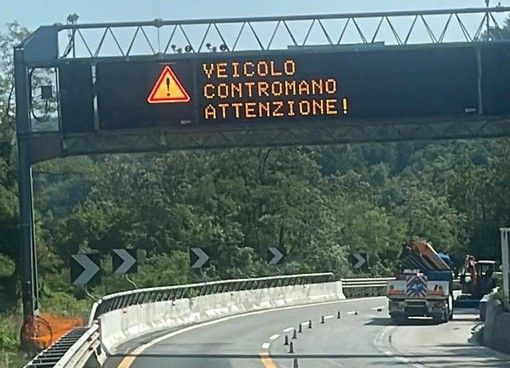 Allarme per auto contromano in un cartello