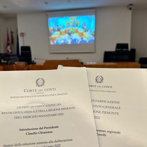 Corte di conti con documenti aperti in primo piano