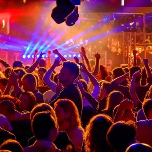 Discoteca piena di gente