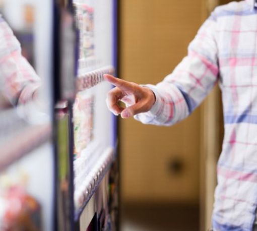 Ragazzi dipendenti da merendine ed energy drinks, l'allarme di Coldiretti