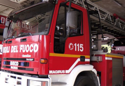 Si staccano dei pezzi di intonaco da un'abitazione a Barge, colpito un passante