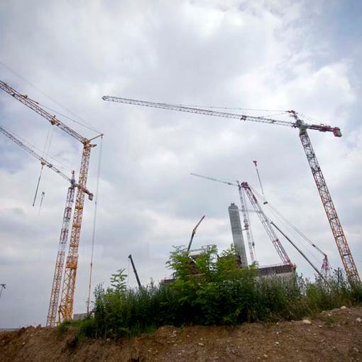 Gru impegnate in costruzioni edili